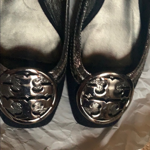 TORY BURCH 5.5 M SILVER LOGO BUCKLE FLATS SHOES - Picture 3 of 16